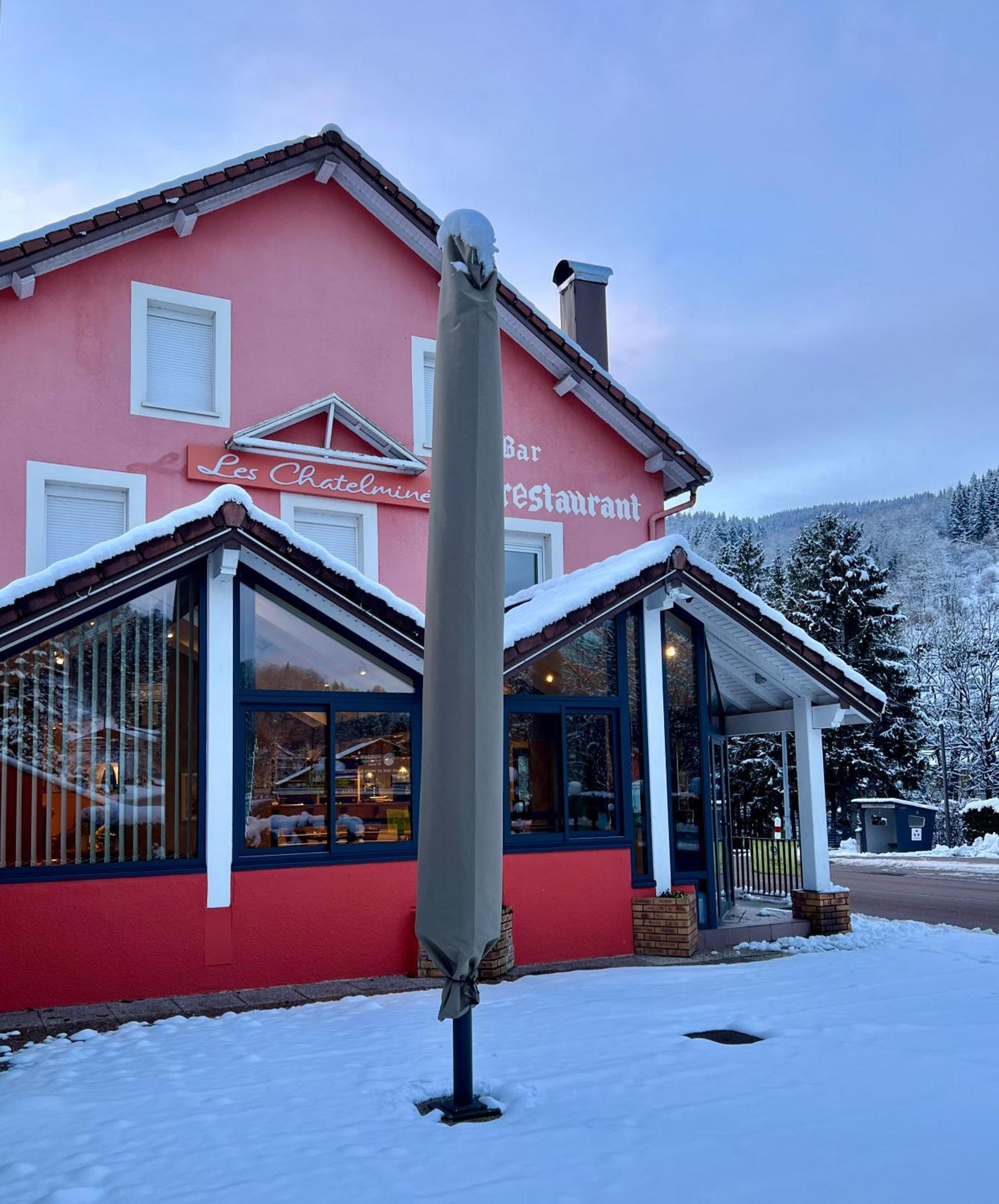 Logis Hotel, Chalets Et Restaurant Les Chatelmines Ла Брес Екстериор снимка