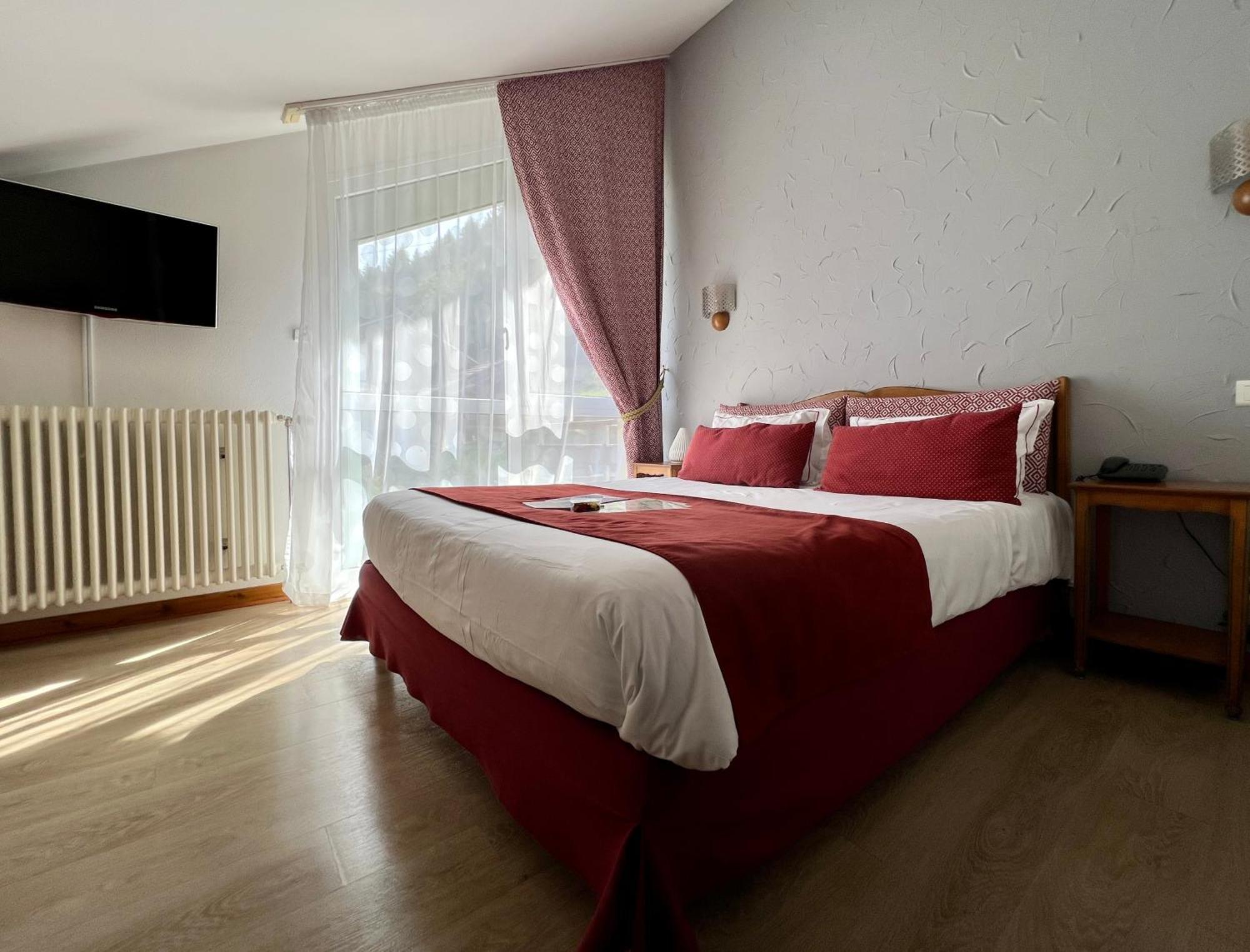 Logis Hotel, Chalets Et Restaurant Les Chatelmines Ла Брес Екстериор снимка